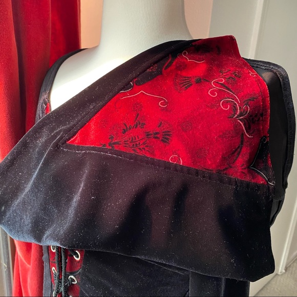 Gothic Victorian Lace-Up Velvet Blouse - Picture 4 of 6